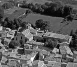 Vue aérienne d'une partie du village et de l'église Saint-Marcel.