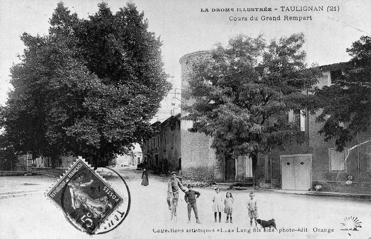 Taulignan.- La route de Grignan.