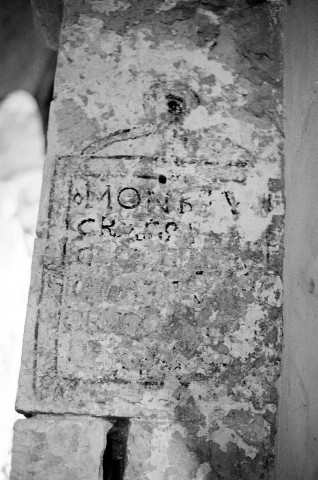 Soyans.- Inscriptions sur le piler sud de l'arc du chœur de la chapelle du château.