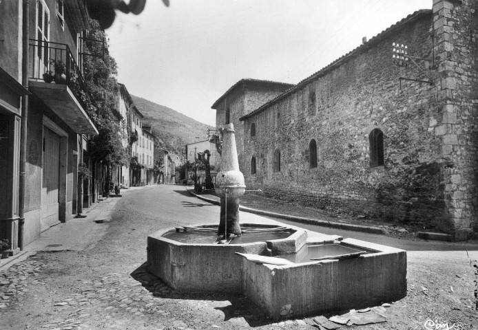 La fontaine et lavoir Grande Rue.