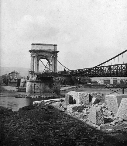 Le pont suspendu sur le Rhône (1830-1907).