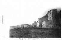 Vestiges des remparts gallo-romains.