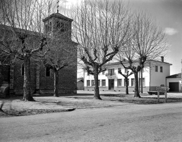 Lapeyrouse-Mornay. - L'église et l'école.