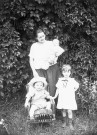 Charols, château de Salettes. - Marthe de Courtois, tenant dans ses bras Françoise Champin, Jacques Champin, assis dans un fauteuil pour enfant et Marie-Thérèse Champin, debout à côté.