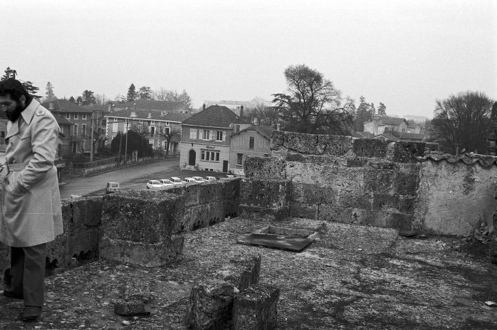 Chabeuil.- La terrasse de la porte du village.