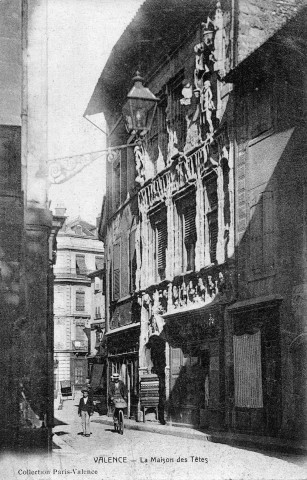 La maison des Têtes, Grande rue.