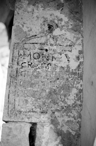 Soyans.- Inscriptions sur le piler sud de l'arc du chœur de la chapelle du château.