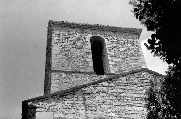 Sainte-Jalle. - La face sud du clocher de l'église Notre-Dame de Beauvert.