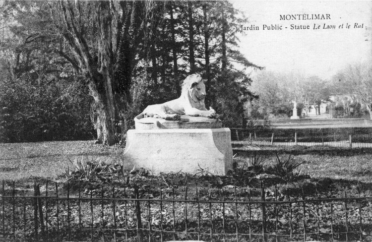 La statue du Lion et du Rat (1902) du Jardin Public.