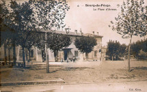 Enfants jouant sur la place d'Armes.