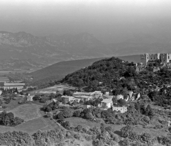 Vue aérienne du village et des ruines du château.