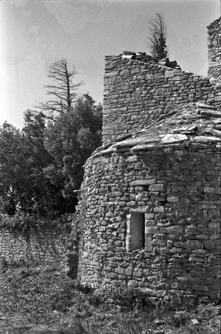 Montbrison-sur-Lez. - L'abside de la chapelle Saint-Blaise de l'ancien prieuré de l'ordre de Cluny, ruinée à la fin du XIVe siècle.