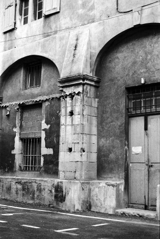 Valence. - La façade côté cour de l'ancienne abbaye de Vernaison, devenue annexe du Palais de Justice.