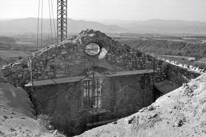 Mirmande.- Dernière travée ouest de la nef de l'église Sainte-Foy, pendant les travaux de couverture.