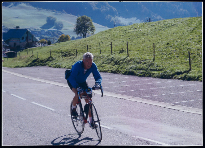 « Mon cher Jean, ici je hisse mes 76 ans dans le col de la Forclaz (col mythique des forçats de la route du Tour). Le Galibier, la Madelaine, le Glandon, le Ventoux tous y passent. Qui ose gagne ».