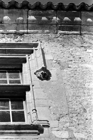Montjoux. - Fenêtre façade est du château (XVe s.).