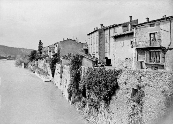 Aouste-sur-Sye.- Les quais au bord de la Drôme.