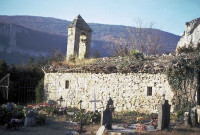 Omblèze.- La chapelle du hameau d'Ansage et le cimetière.