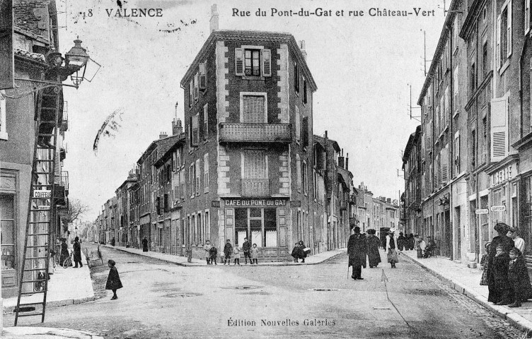 La rue du Pont-du-Gât et le début de la rue Châteauvert, à gauche un allumeur de réverbères.