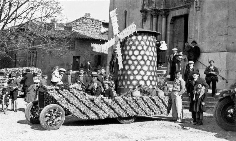 Tracteur décoré, place de l'église, à la fête des Laboureurs du 13 mars 1932.