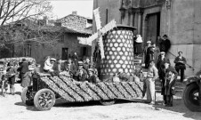 Tracteur décoré, place de l'église, à la fête des Laboureurs du 13 mars 1932.