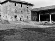 Saint-Thomas-en-Royans.- La cour de la ferme du château de la Chartronnière.