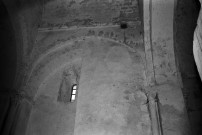 Puygiron. - Fenêtre au sud et le mur d'escalier de la chapelle Saint-Bonnet.