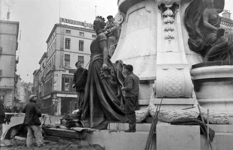 Valence.- Démolition du monument d'Émile Augier, place de la République en janvier 1942.