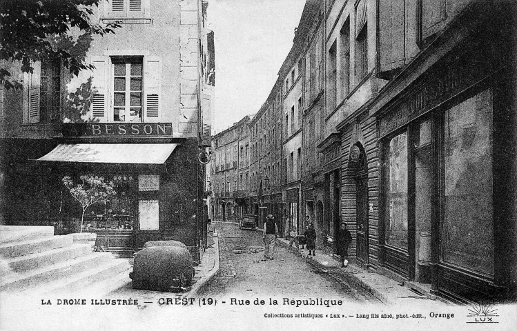 Crest.- Rue de la République.