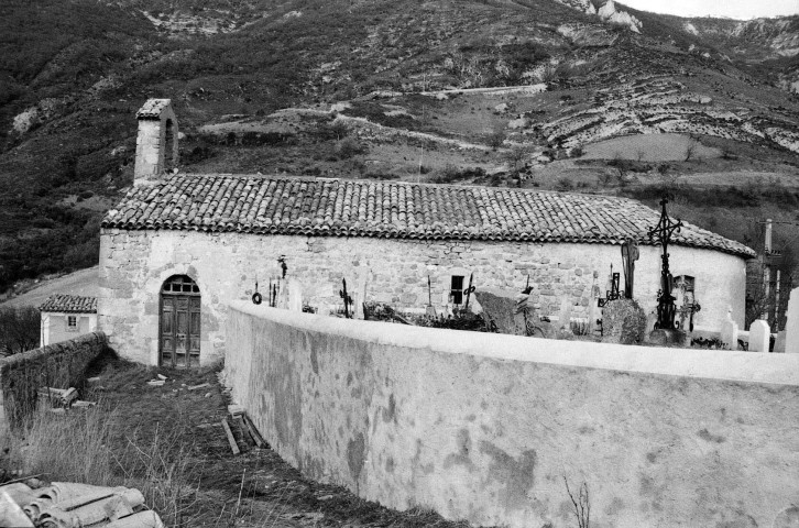 Le Poët-Sigillat.- L'entrée de la chapelle Notre-Dame-de-Beaulieu et le cimetière.