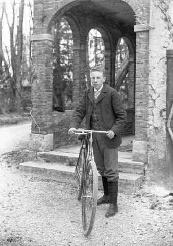Charols, château de Salettes. - Georges Roman, en pied, tenant sa bicyclette.