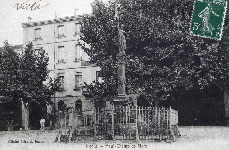La statue de la Liberté, monument aux morts et commémoratif (1789-1889) sur l'actuelle place de la Libération.