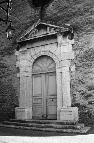 Upie.- Le porche de l'église Saint-Pierre.