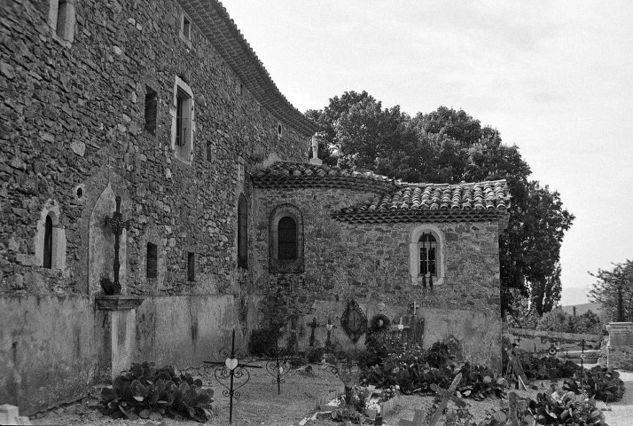 Eyzahut. - Le chevet de l'église Exaltation de la Sainte Croix et le cimetière.