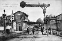 La passerelle et l'entrée du tunnel ferroviaire.