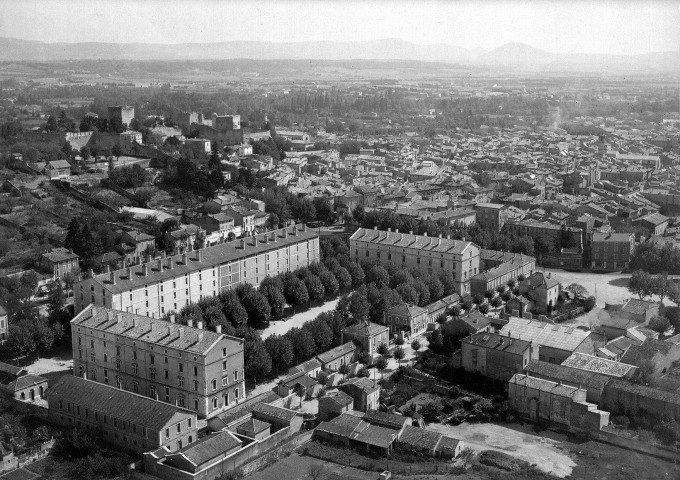 Montélimar. - Vue aérienne de l'ancienne caserne Saint-Martin.