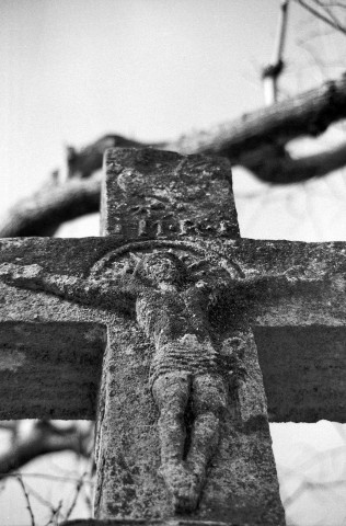 Bellecombe-Tarendol.- Détail d'une croix de chemin de Bellecombe.