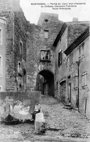 Porte de l'ancien château des comtes de Clermont-Tonnerre.