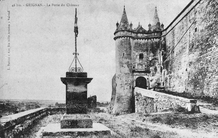 Grignan.- L'entrée du château.