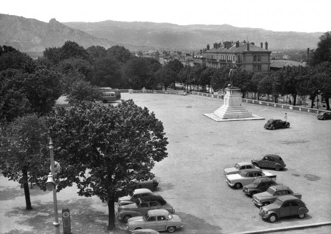 Valence.- Le parking place Championnet.