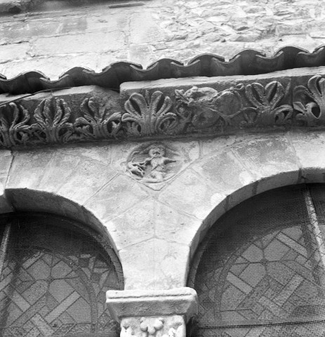 Saint-Donat-sur-l'Herbasse. - Détail de façade du cloître de la collégiale.