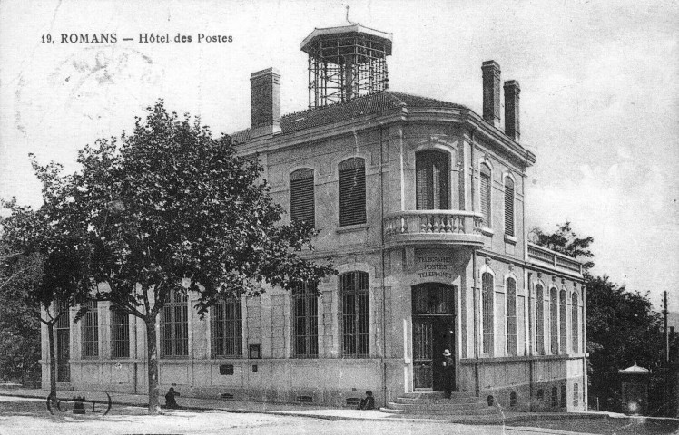 La poste, rue du Capitaine Bozambo.