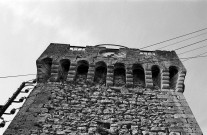 Montbrun-les-Bains. - Les mâchicoulis du beffroi.