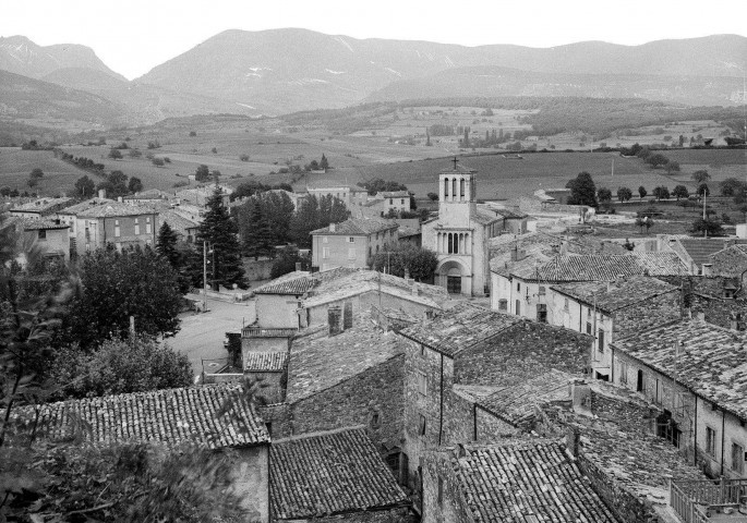 Bourdeaux.- Vue de l'église Saint Savin et d'une partie du village.