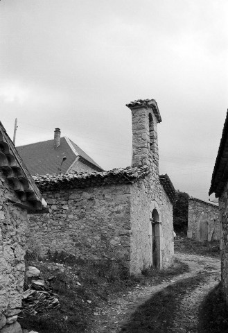 Boulc.- L'angle sud-ouest de la chapelle du hameau des Tatins.