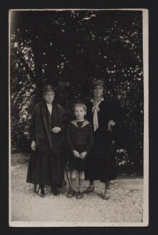 Carte postale Louise, Marguerite et François Verguet dans le parc Jouvet à Valence.