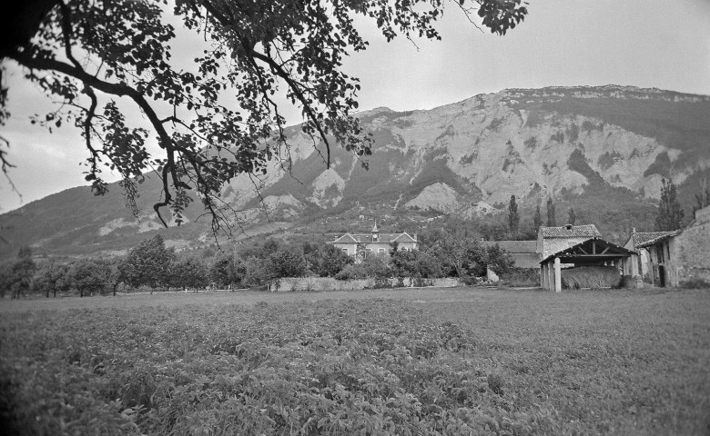 Poyols.- Vue générale de la mairie.