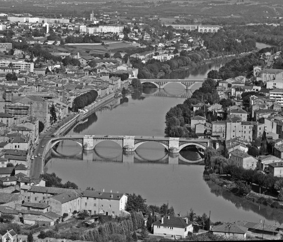 Vue aérienne de l'Isère, l'ancien et le nouveau pont.