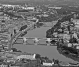 Vue aérienne de l'Isère, l'ancien et le nouveau pont.