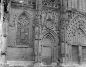 Saint-Antoine l'Abbaye (Isère).- La façade gothique de l'église.